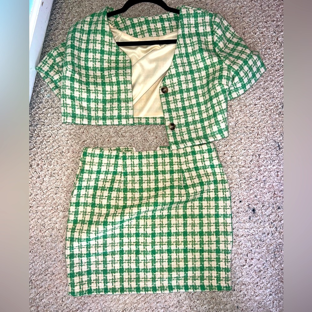 Never worn. Perfect condition